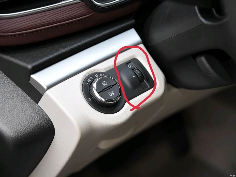 【图】大灯调节旁边这个是干啥用的_别克gl8论坛_汽车之家论坛