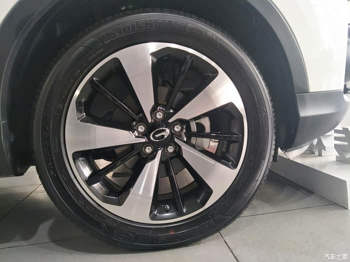 用米其林的轮胎在城市开舒服