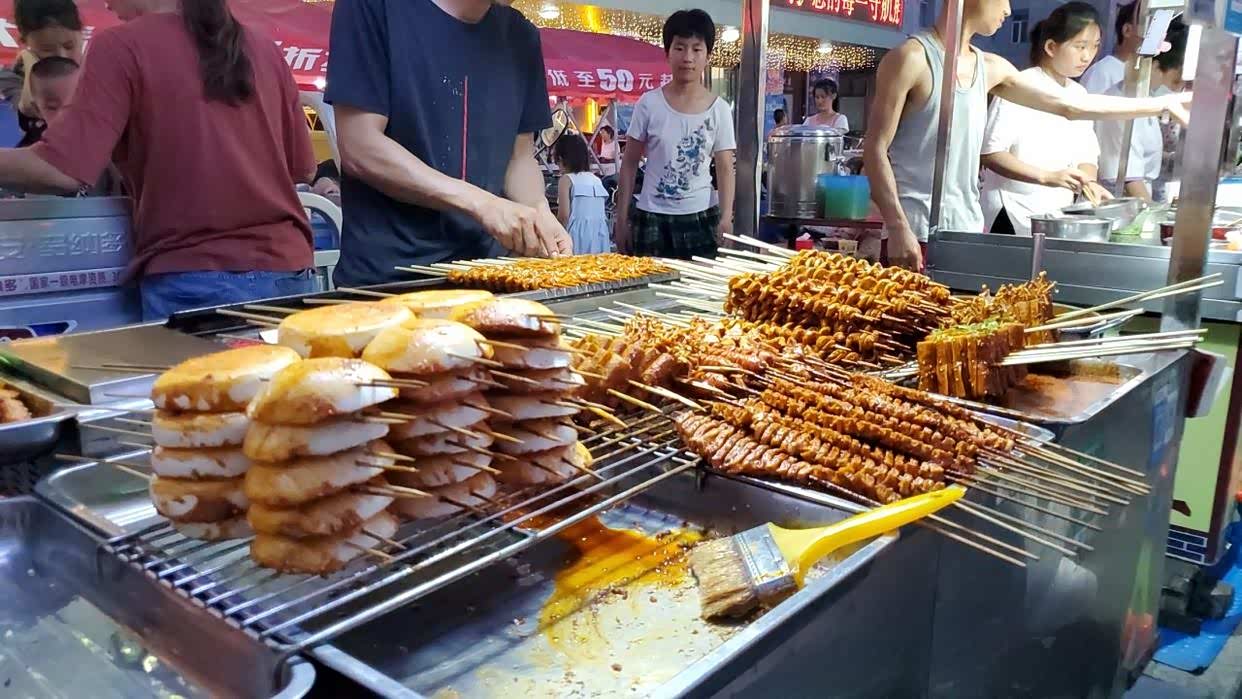 山西运城市中心的夜市地处凤凰街每天晚上都很热闹很接地气