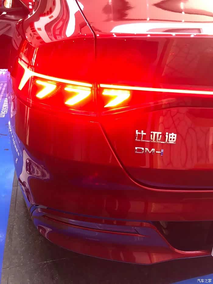 来吧,展示…秦plus贯穿尾灯