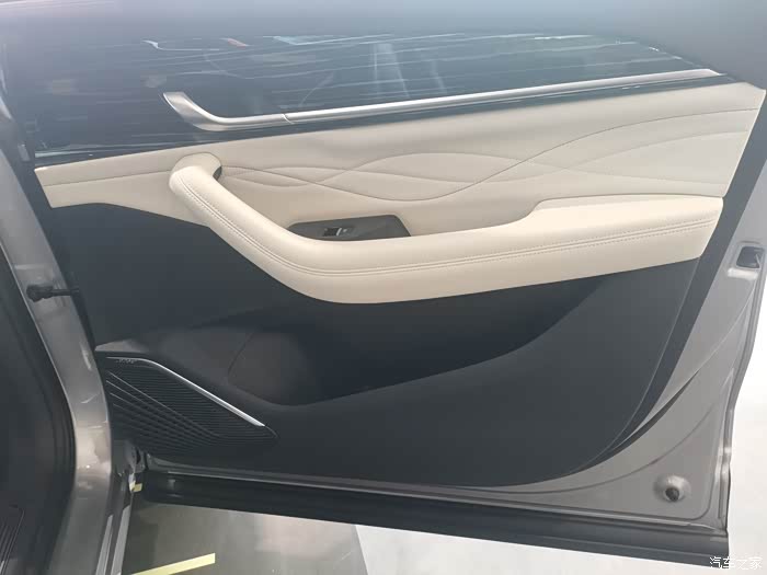 顶配旗舰版后排具有隐私玻璃,这都是豪华品牌才具有的,足以说明星越l