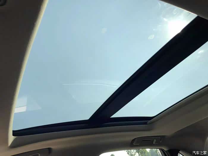 全景天窗,太有晒进来真心舒服,采光又棒