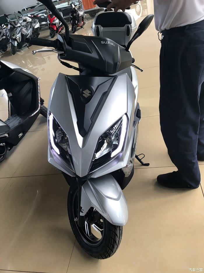 提铃木uy125银色