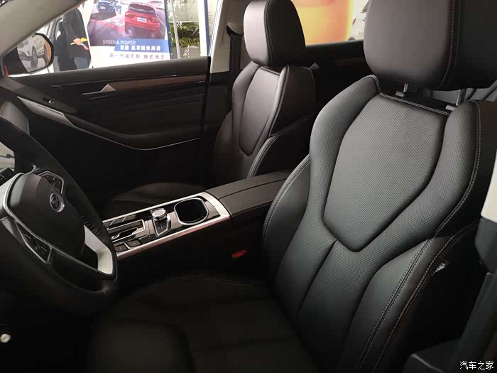 前排空间没得说,大胖子来也没啥问题.