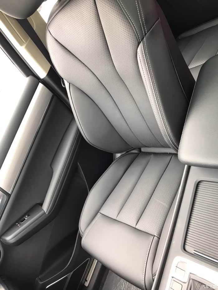 座椅也是这种环抱式的,坐舒服!