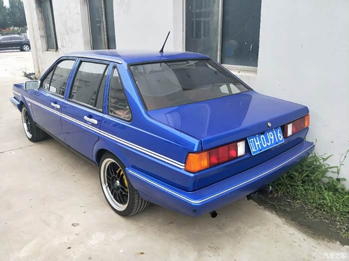 宝马蓝桑塔纳实景拍摄