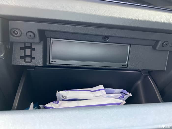 探岳手套箱里面的盒子是什么