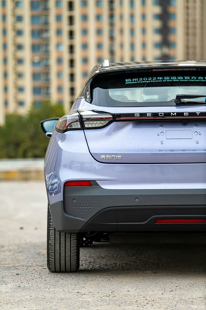 c升级实力加乘更年轻真续航2021款几何c探店看车体验