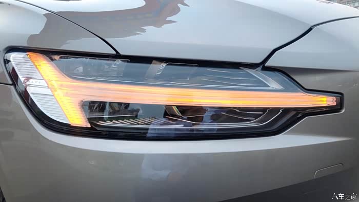 "雷神之锤"大灯辨识度很高,低调之中带点张扬.