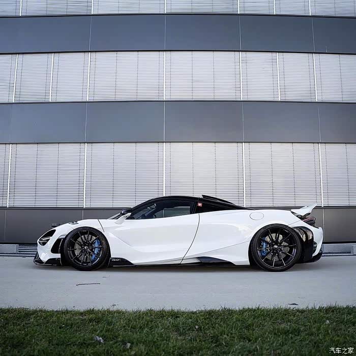 帅气的白色迈凯伦765lt