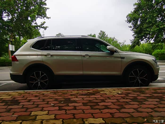 途观l2017款330tsi自动两驱旗舰版冰岛银赏析