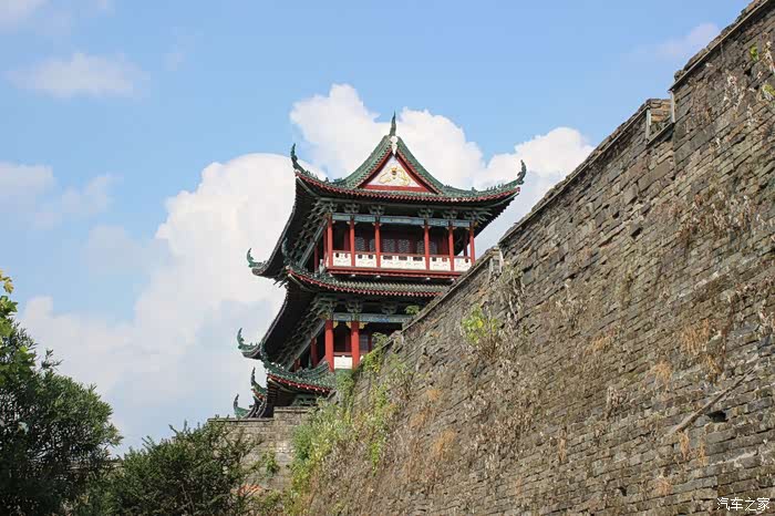 城墙上高耸入云的塔楼