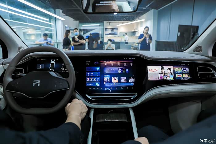 好猛的三联屏就问奔驰你怕不怕