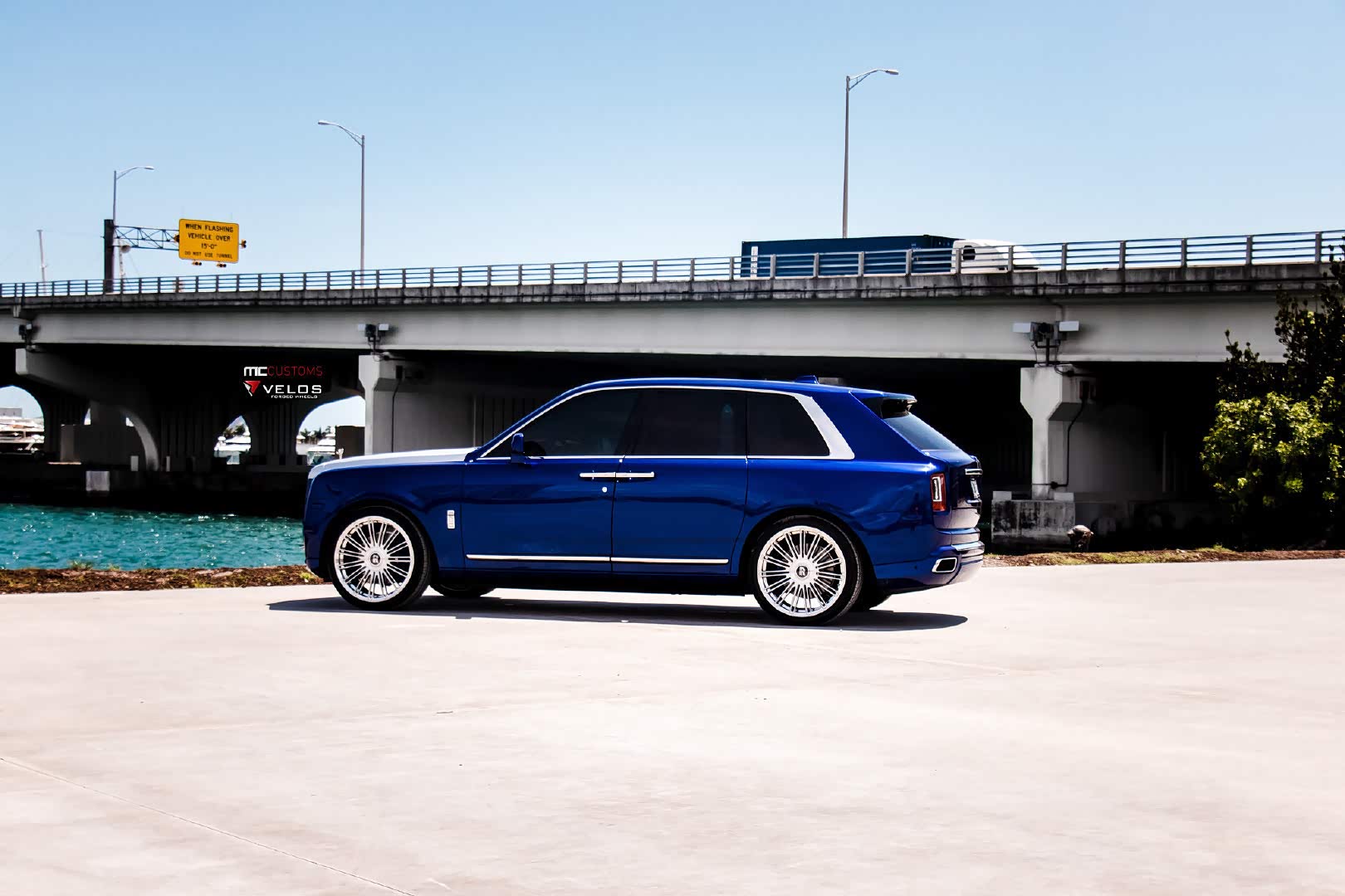 深蓝色劳斯莱斯库里南,轮毂很搭,简直不要太漂亮.