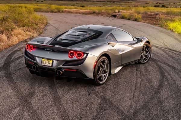 银色的法拉利f8太帅了有没有!