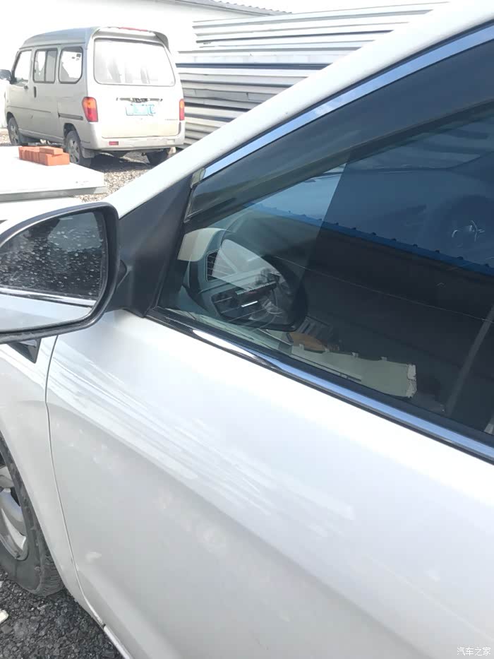 车窗玻璃贴膜了( 4s送的)看左右后视镜不清楚