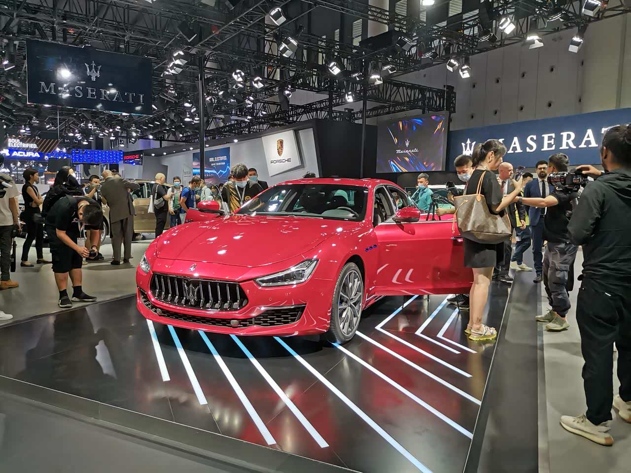 成都车展的众多豪车