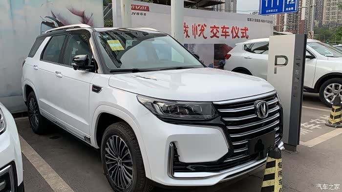 今天晚上去4s店看了一下cs95比网上图片漂亮霸气