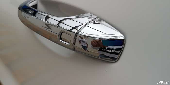 加装车门镀亮门把手施工作业