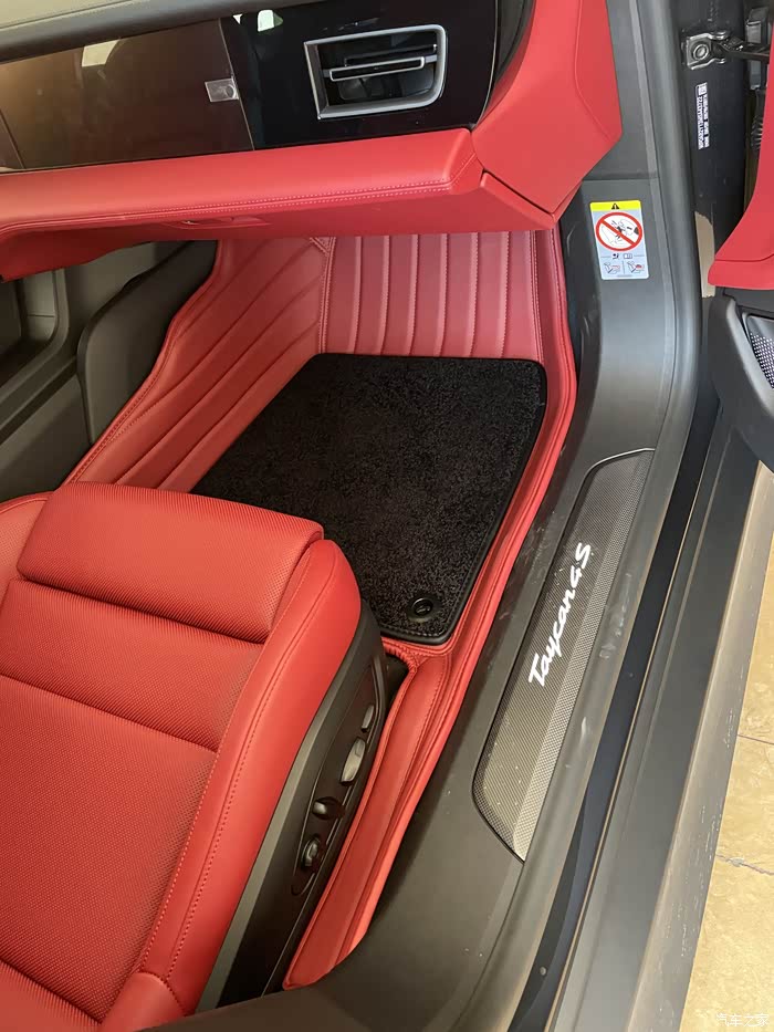 保时捷taycan红内