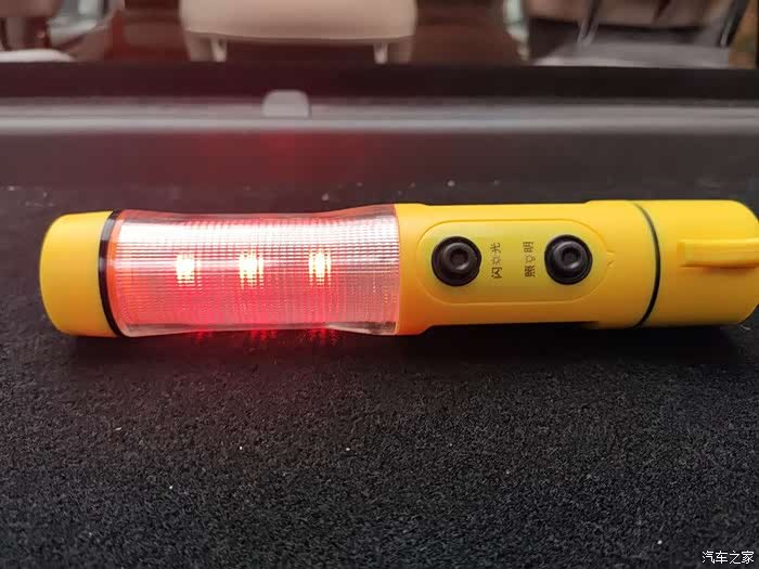 原装附件之车用多功能应急手电筒
