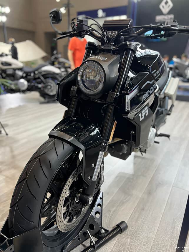 车展看摩托唐刀700