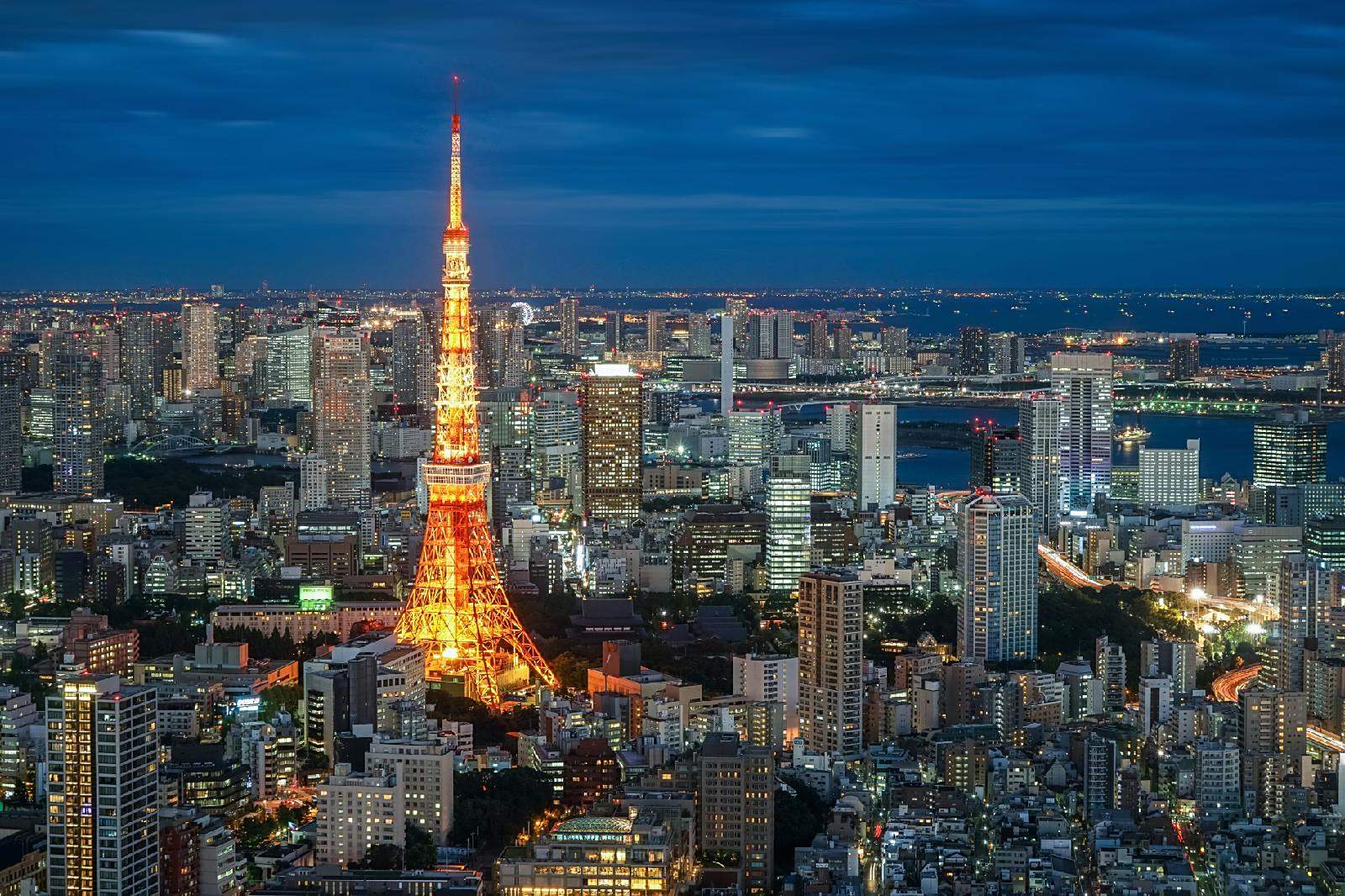 东京这个繁华中带有一丝魔幻色彩的超级都市