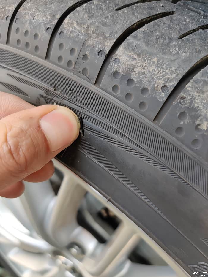 轮胎侧壁有条裂纹要不要换轮胎啊