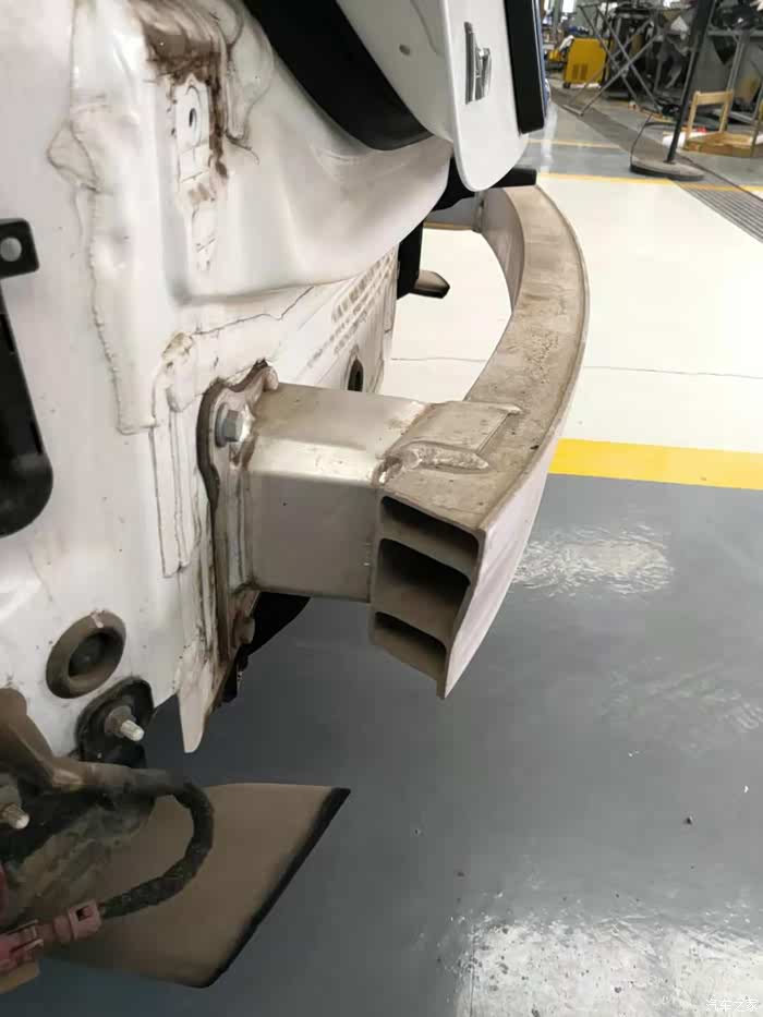 来张奥迪的全铝防撞梁