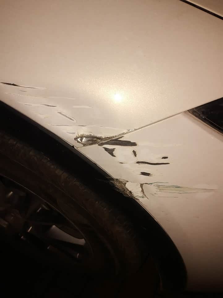 大神们,这种剐蹭该怎么处理维修?