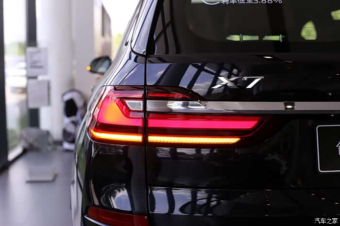 尾灯采用了led光源,有着很高的宝马家族味道,点亮后极易识别.