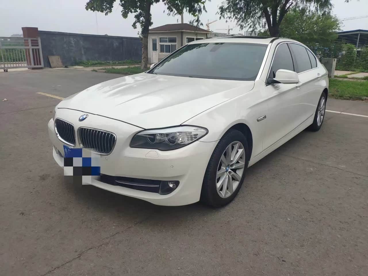 白色的宝马五系,尽管不如黑色大气沉稳,但也是不错的选择.