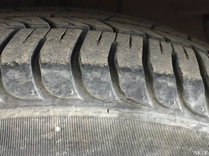 轮胎布满小裂纹,该换了吗?