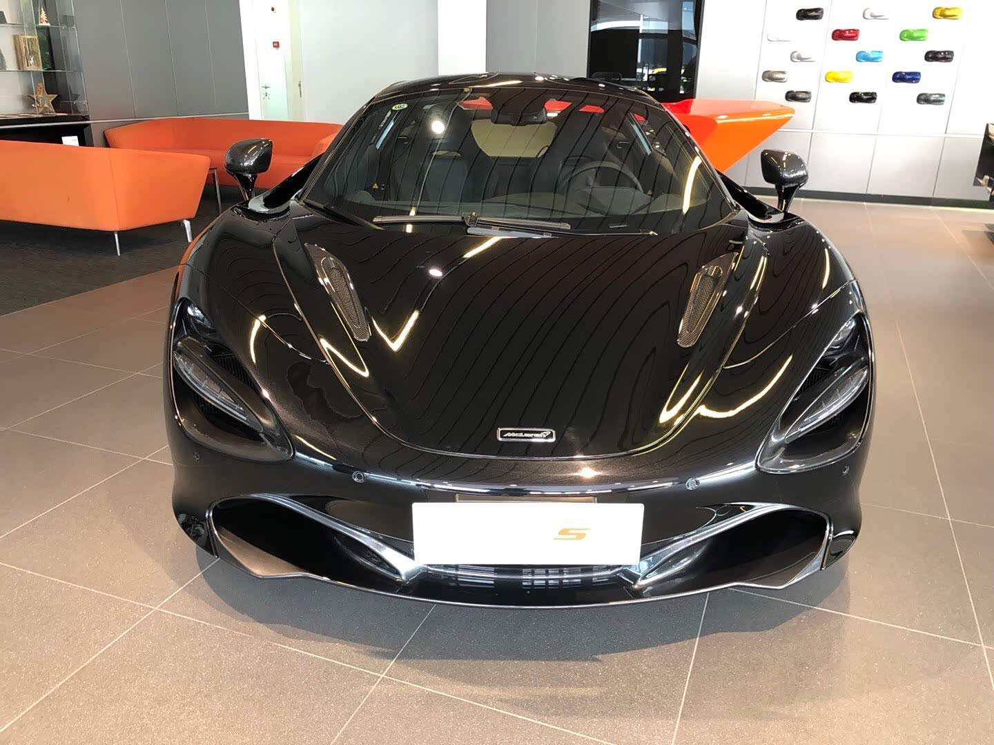 全黑的车身最完美的迈凯伦720