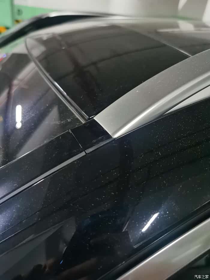 算是见识到北奔的质量了提车一个多月车顶胶条就翘起来了
