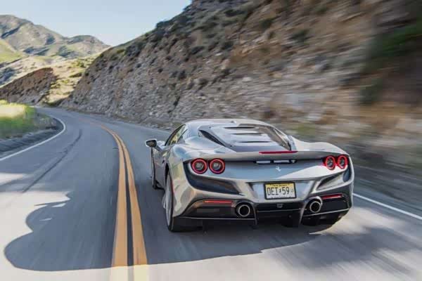 银色的法拉利f8太帅了有没有!