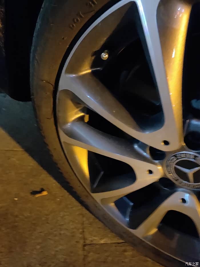 【图】啥子胎这么差又爆了_奔驰e级论坛_汽车之家论坛