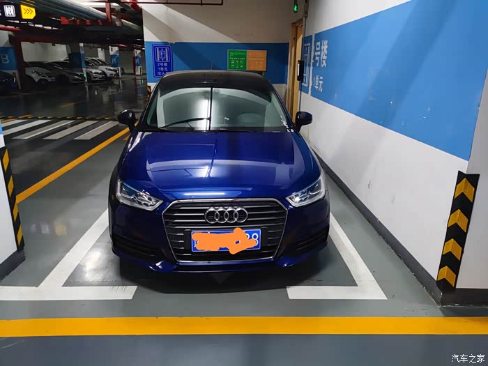 出一辆女士上下班专用车蓝色奥迪a1