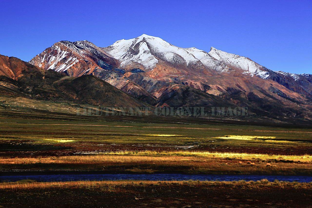 冈底斯山脉横贯中国西藏自治区西南部,与喜马拉雅山脉平行