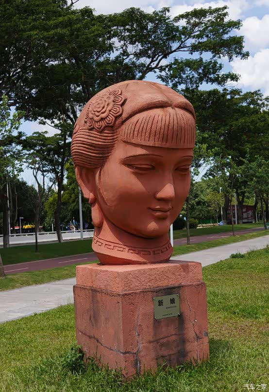 蓝天白云,开斯威x7游梁明诚雕塑园!