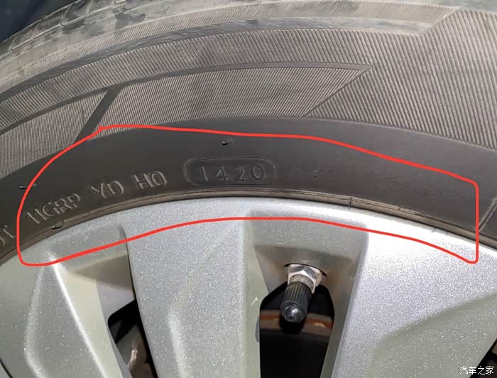 【图】上汽大众朗逸plus原配韩泰轮胎全部开裂,侧壁也裂开_朗逸论坛