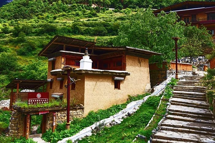 巴拉村坐落在香格里拉大峡谷中部的格宗雪山下海拔2900米山腰