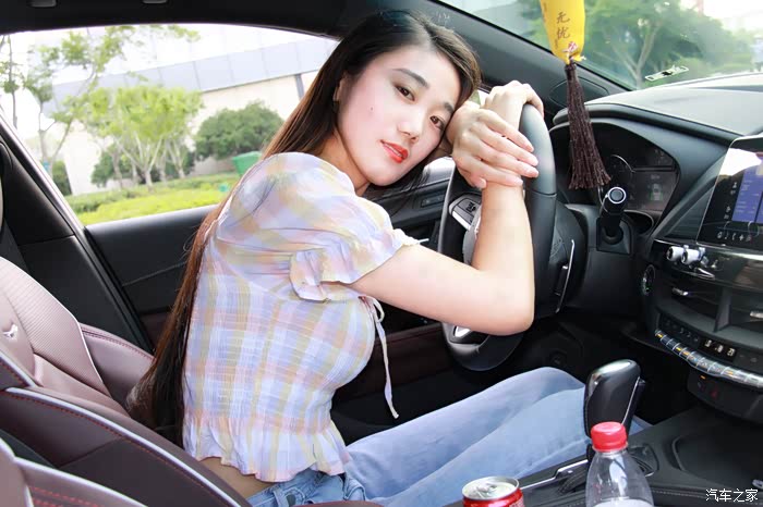 弟媳妇当车模之粉嫩的夏天