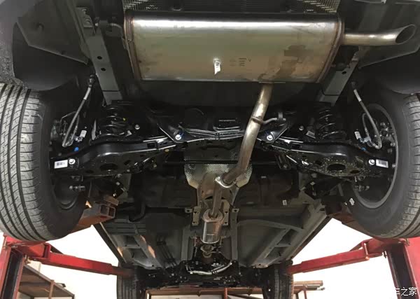 远景x6底盘,邮箱横置,排气中置,没有四驱可能.