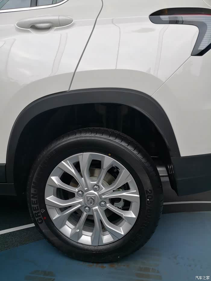 车轮胎的质地看起来也蛮好,销售人员说这车开起来噪音也小,自己舒适且