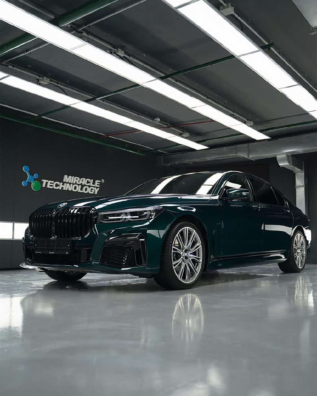 这一代7系配上祖母绿的颜色气场还是很强的