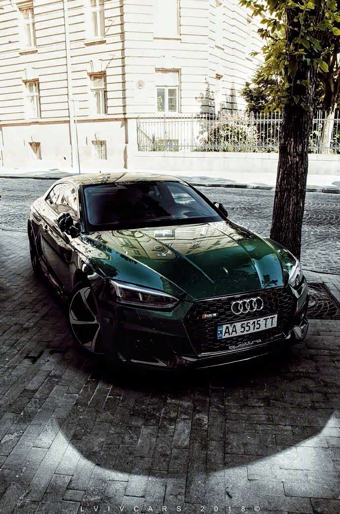 英伦绿色的奥迪rs5