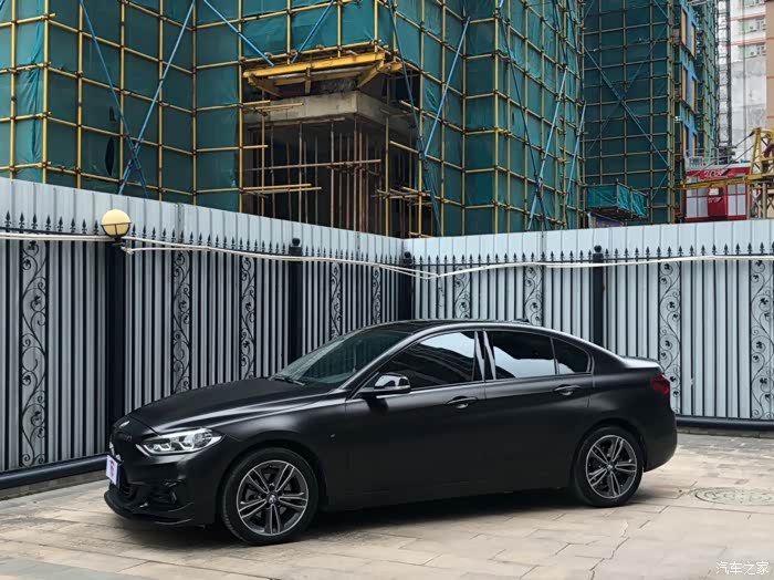 宝马1系三厢黑武士