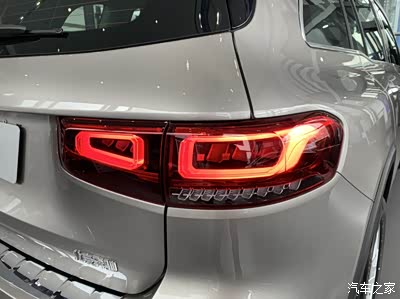 示宽灯在点亮的情况下,还挺好看的,而且也具有比较好的辨识度