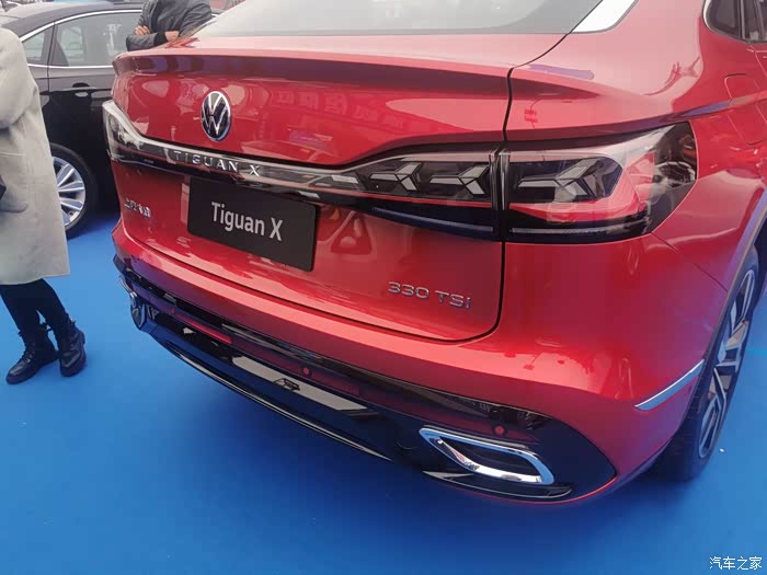 闲来无事逛车展红色途观x夺人眼球